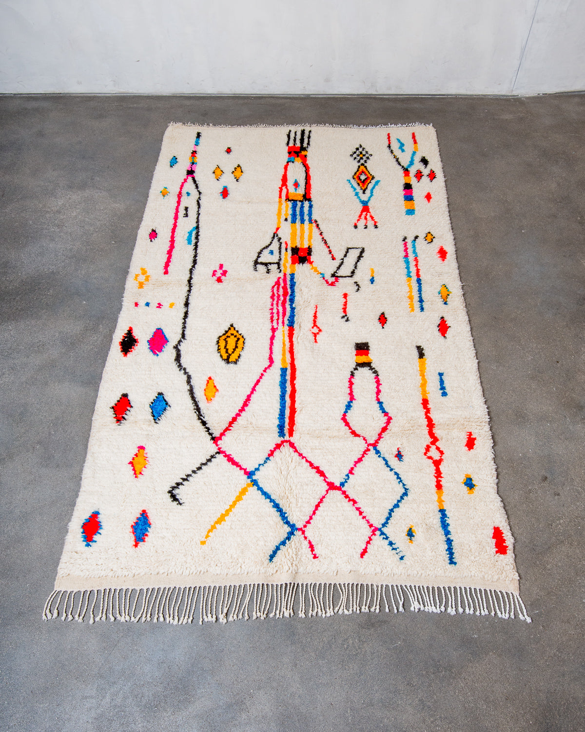 Modern designer handcrafted Berber rug from Morocco. Azilal rug with beautiful colours and patterns. Made of sheep’s wool and cotton.